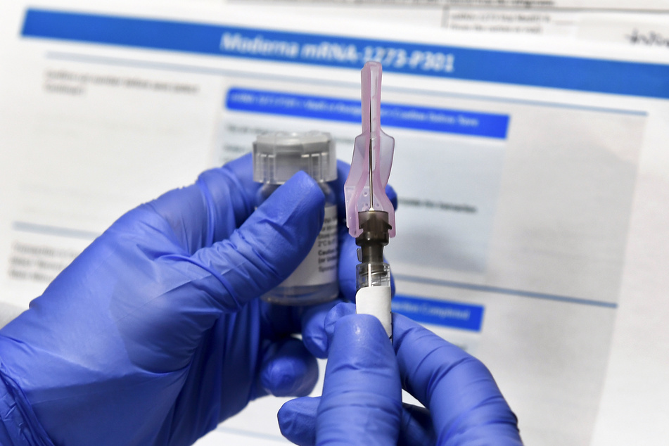 Eine Krankenschwester bereitet eine Impfung vor.