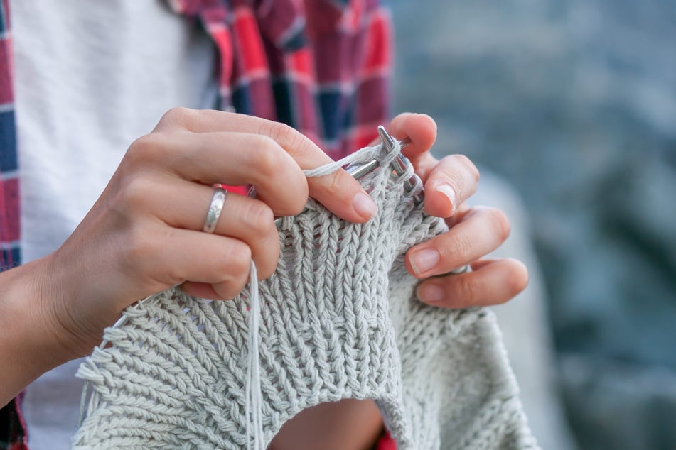 Ihr lernt alles rund ums Thema Stricken und Häkeln in der Zentralbibliothek. (Symbolfoto)