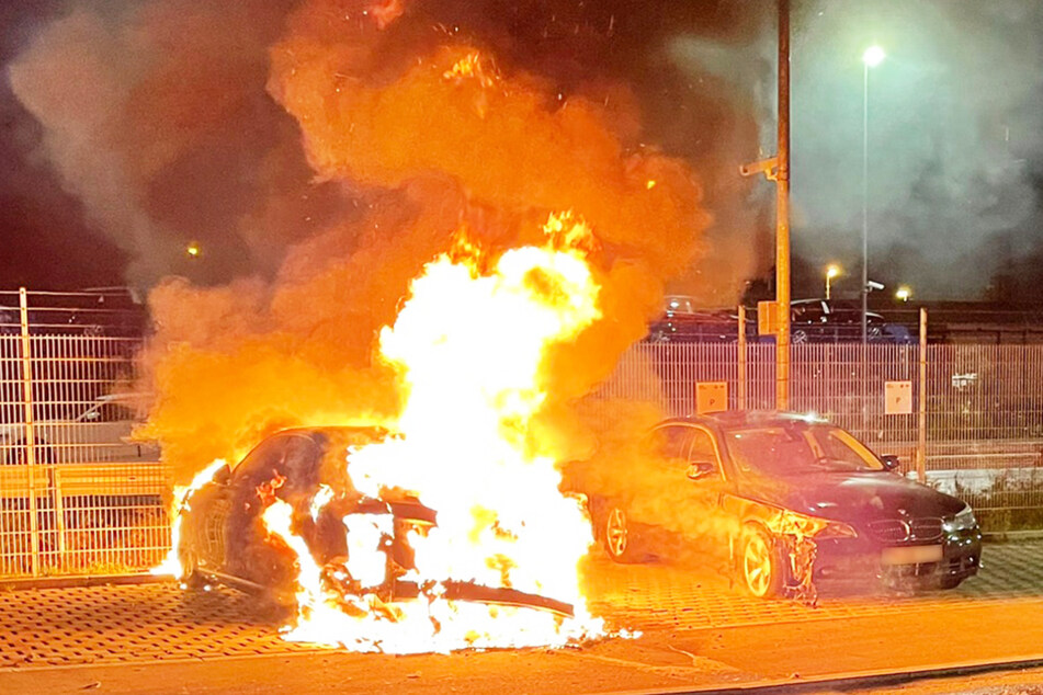 Am Audi entstand ein Totalschaden. Ein angrenzend geparkter BMW wurde durch die enorme Hitzeeinwirkung beschädigt.