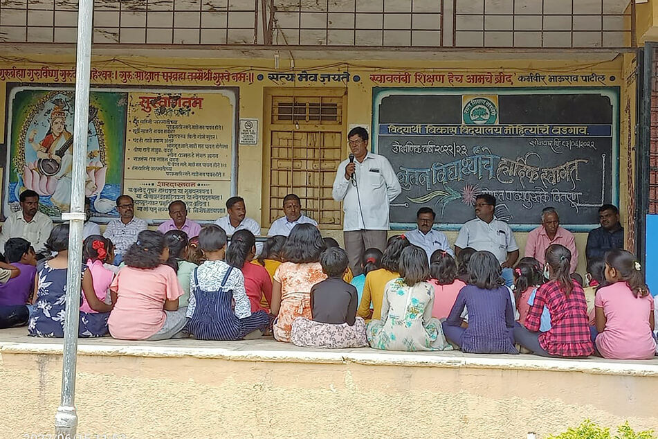Dorfchef Vijay Mohite erklärte Schulkindern in Mohityanche Vadgaon die Bedeutung der täglichen Offline-Zeit.