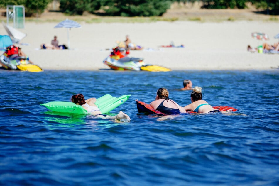 Drei badende Frauen am Bärwalder See. Das schöne Wetter nutzten am Sonntag noch einmal viele zum Baden.