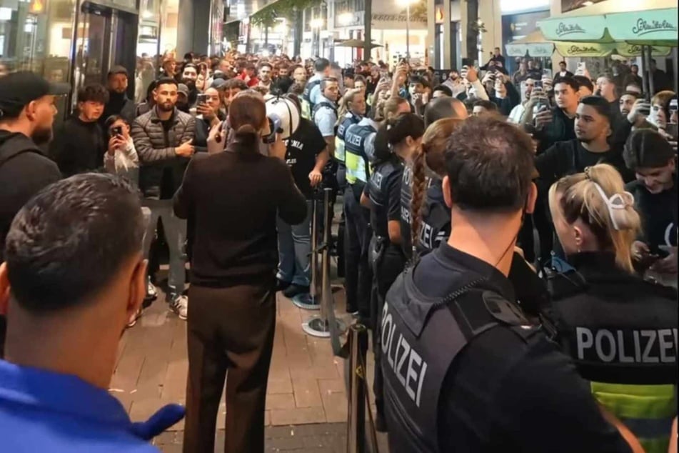 Seit "Nhas City Chicken" Mitte September auf der Breiten Straße eröffnet hat, bilden sich lange Schlagen vor dem Geschäft.
