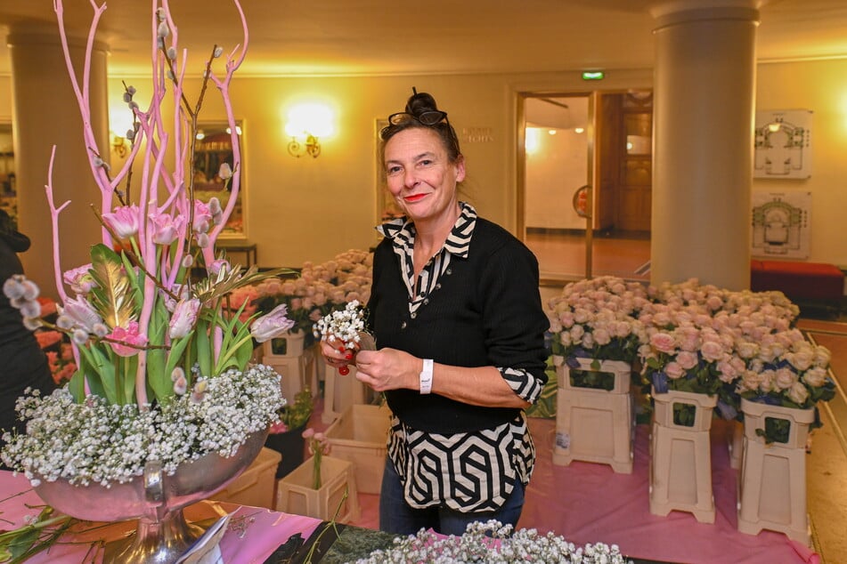 Die Dresdner Floristin Simone Lachmund (58) dekoriert mit ihrem Team den SemperOpernball mit Tausenden Blüten.