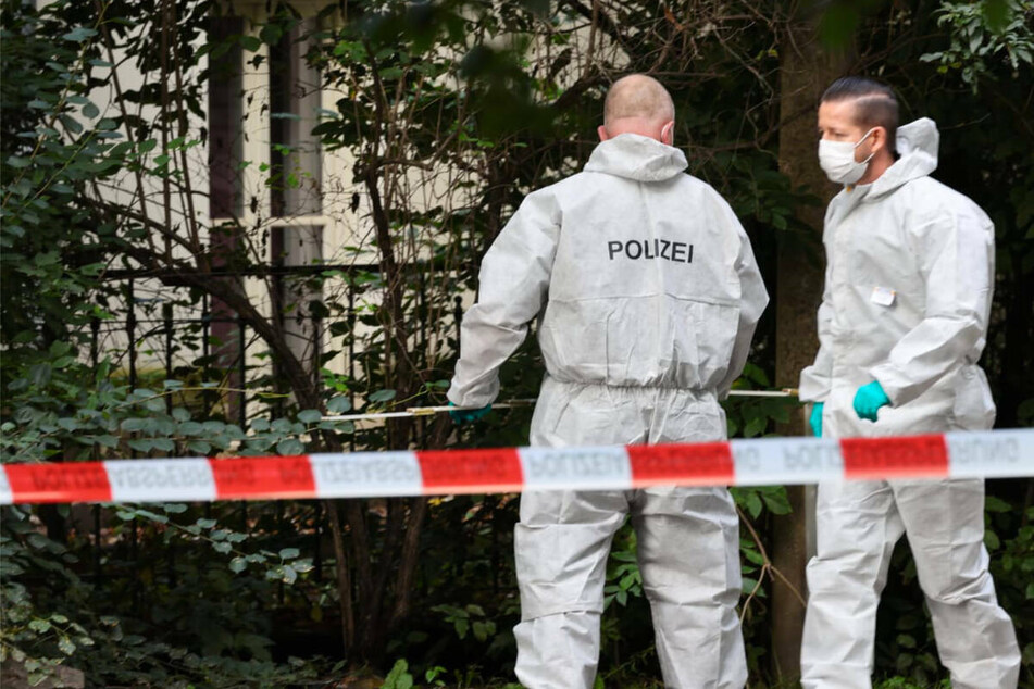 Kriminaltechniker sichern Spuren - das letzte Sprengpäckchen wurde am 16. September in der Nähe der Lessing-Schule gefunden.