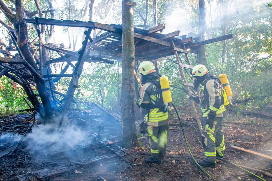 Die Feuerwehr musste am Freitagabend zu einem Baumhaus-Brand im Erzgebirge ausrücken.