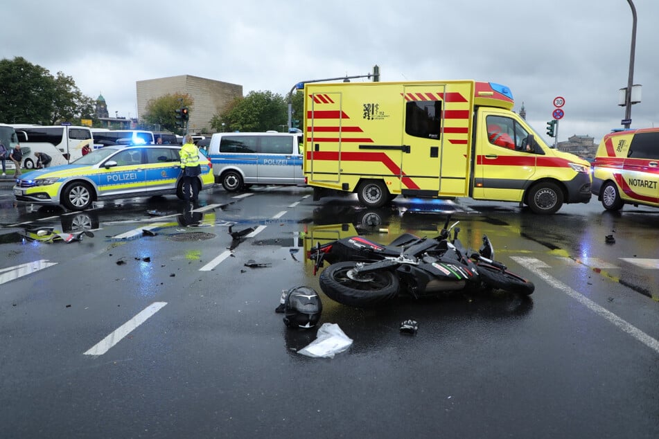 Das Motorrad wurde stark beschädigt. Fahrerin und Beifahrerin kamen mit Verletzungen ins Krankenhaus.