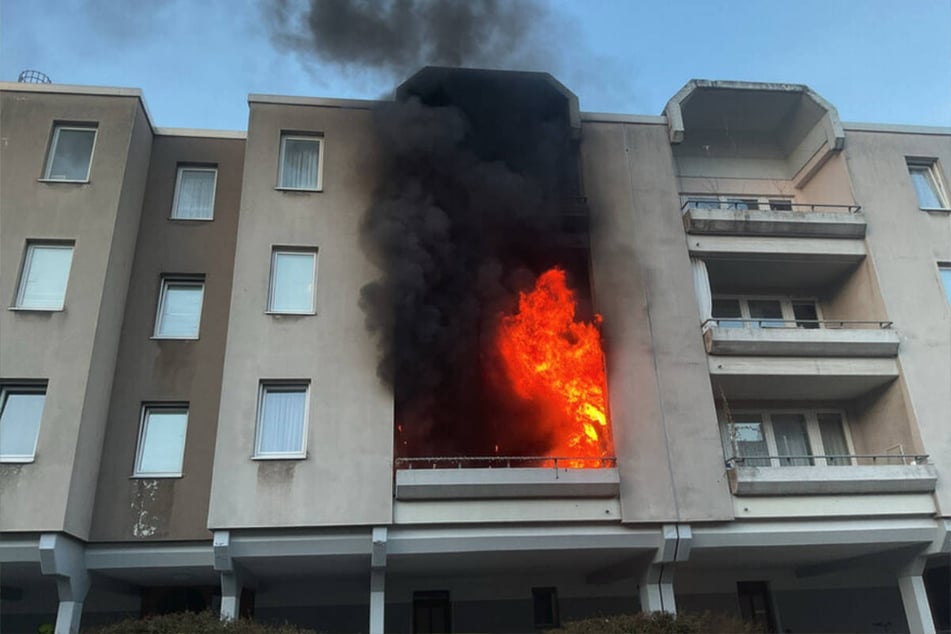 Beim Eintreffen der Einsatzkräfte brannte der Balkon bereits lichterloh.