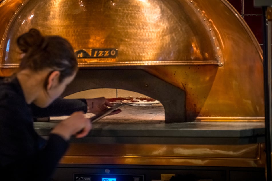 Die Öfen von der Firma "Izzo Forni" aus Neapel backen die Pizza innerhalb von 60 Sekunden durch.