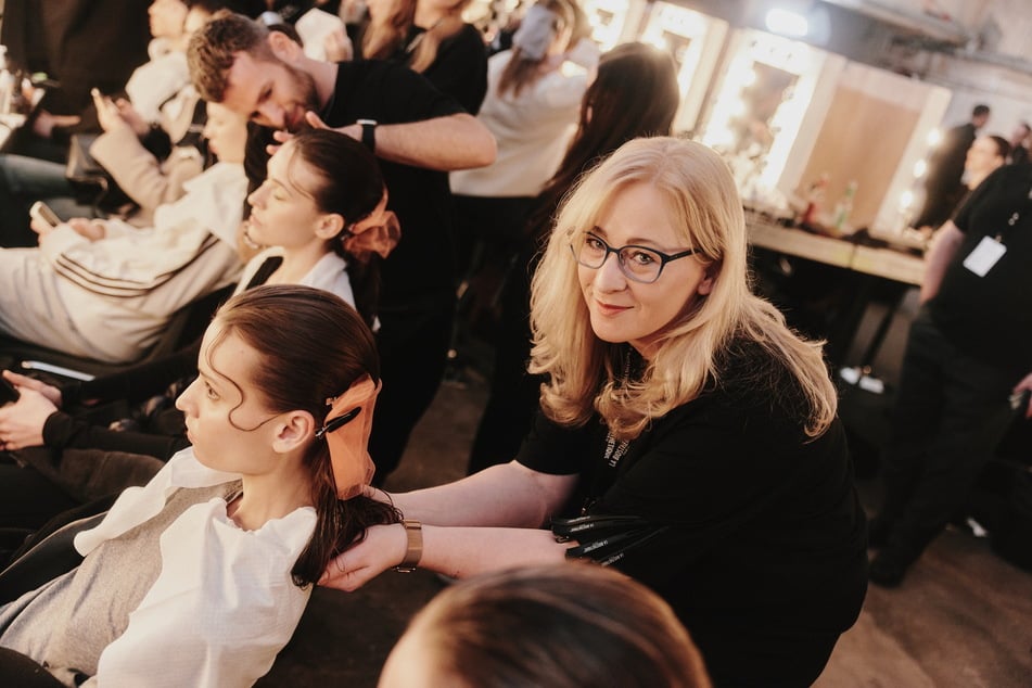 Bei der Berliner Fashion Week zauberte Daniela Weinhold (50) den Models Wasserwellen aufs Haupt.