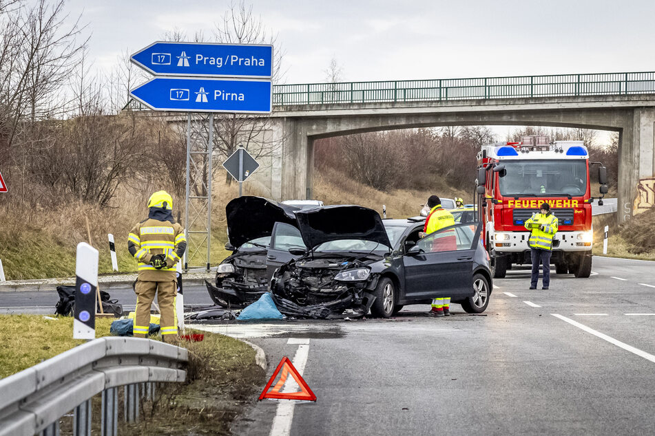 Nach einem üblen Frontalzusammenstoß am Silvestertag wurden bei Heidenau acht Menschen und ein Hund verletzt.