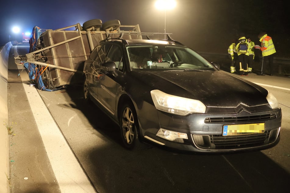 Ein Mann ist mit seinem Gespann auf der A9 ins Schleudern geraten. Als er sein Auto verlassen hat, wurde er tödlich verletzt.