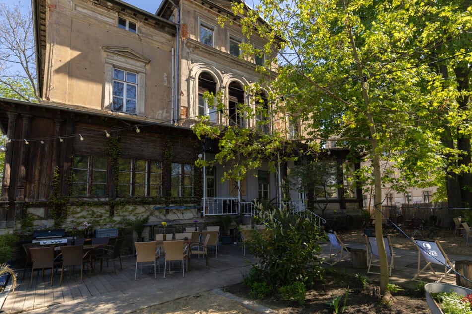 In diesem Café gibt's regionale Weine und lokale Kunst