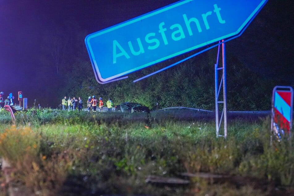 Zunächst prallte der Unfallwagen gegen das stählerne "Ausfahrt"-Schild.