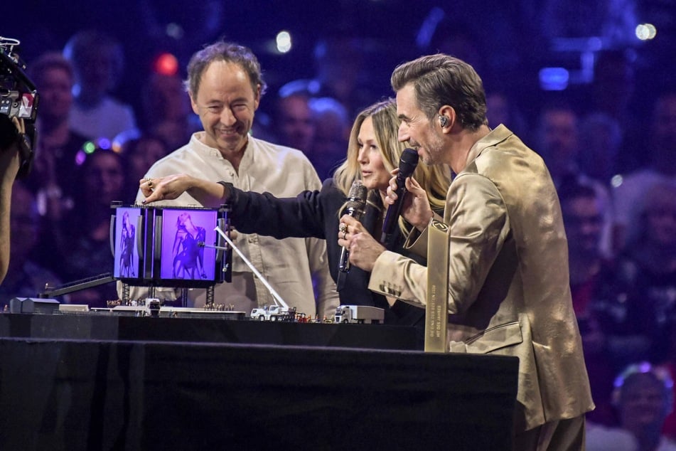 Die Schlager-Queen sah sich mit Florian Silbereisen (44, r.) eine Mini-Version ihrer neuen Tour-Bühne an.