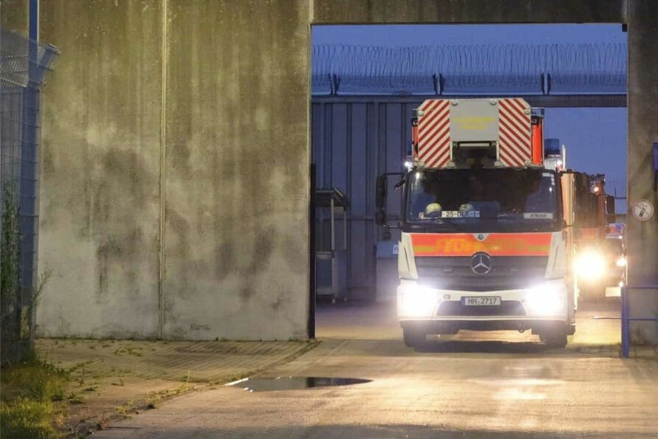 Hamburg: Großeinsatz in der JVA! Häftling legt Feuer in Gefängniszelle