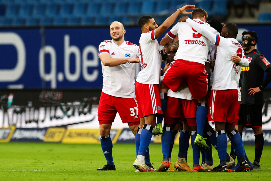 Die HSV-Spieler hatten beim 3:1-Sieg gegen den SSV Jahn Regensburg allen Grund zum Jubeln.