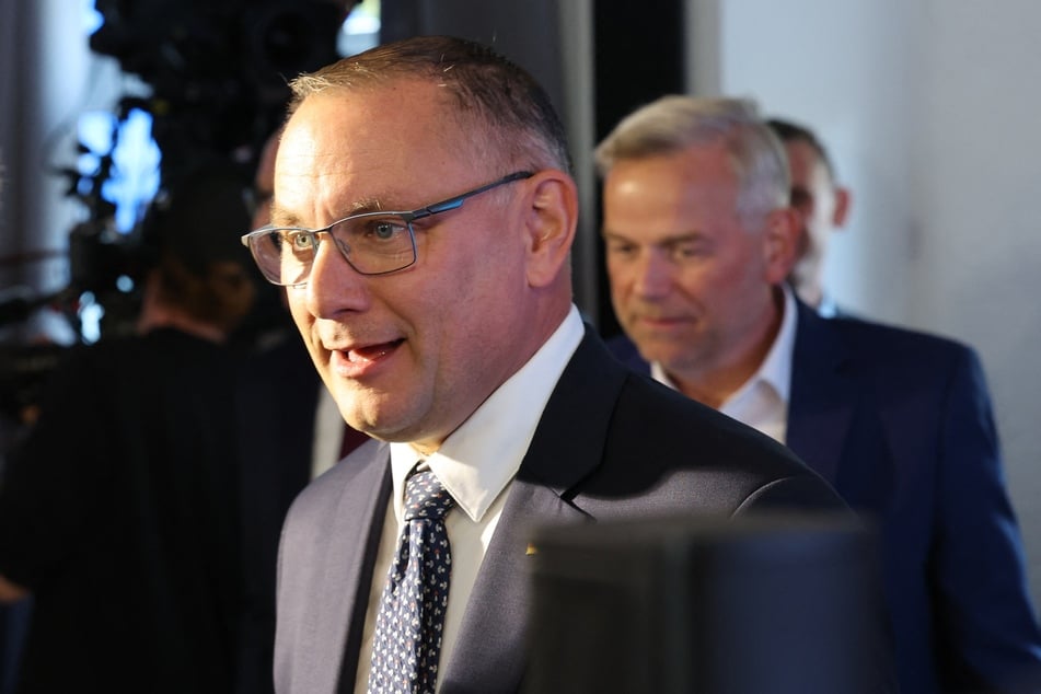 Tino Chrupalla (51, l.), AfD-Bundesvorsitzender, und Leif-Erik Holm (r.), Ministerpräsidentenkandidat der AfD, feiern die Ergebnisse ihrer Partei.