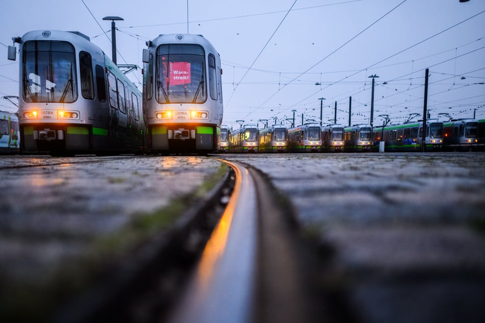 Besonders bei Bussen und Bahnen kam es zu massiven Einschränkungen. (Symbolbild)