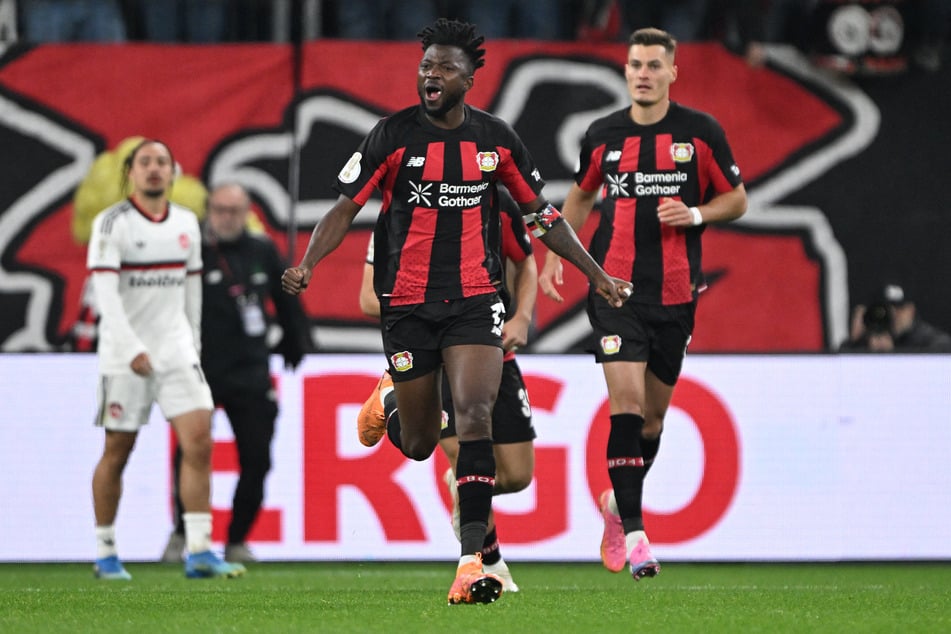 Edmond Tapsoba brint Leverkusen zurück in die Partie.