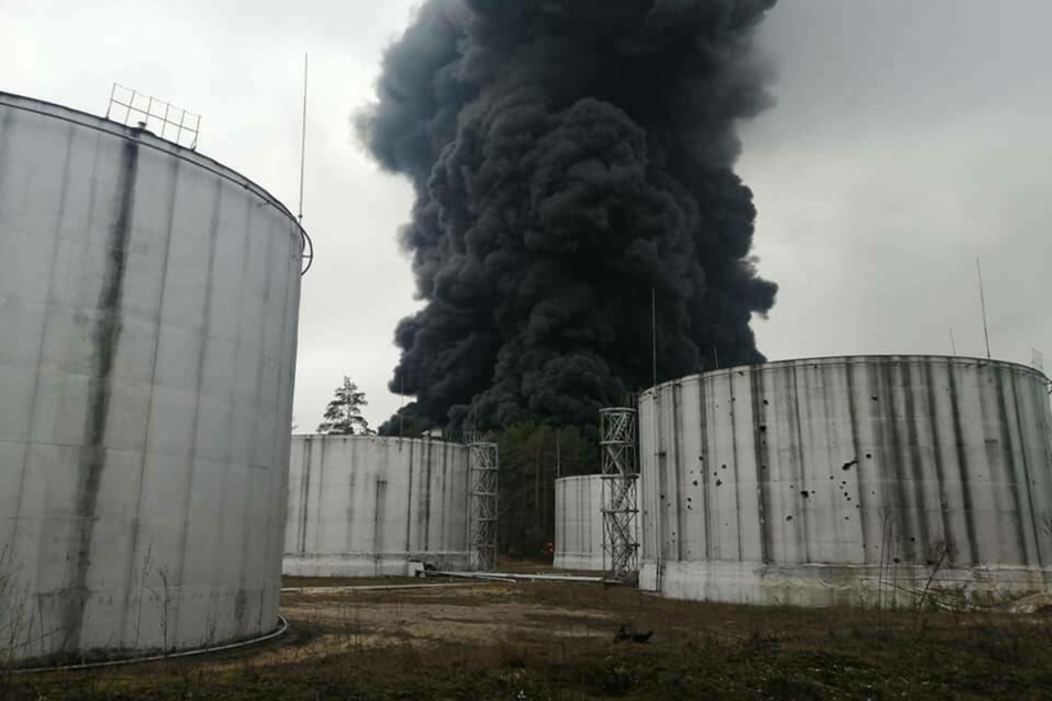 A fire caused by a shell that landed on an oil depot in Chernihiv on Thursday.