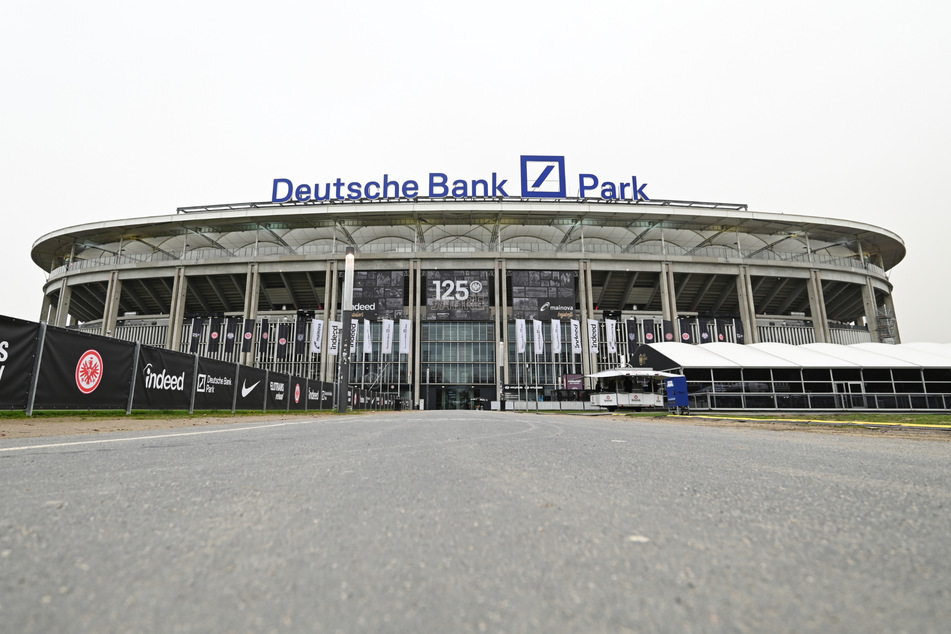 Den Schriftzug "Deutsche Bank Park" wird man während der Europameisterschaft nicht am Frankfurter Stadion prangen sehen - er wurde bereits abmontiert.