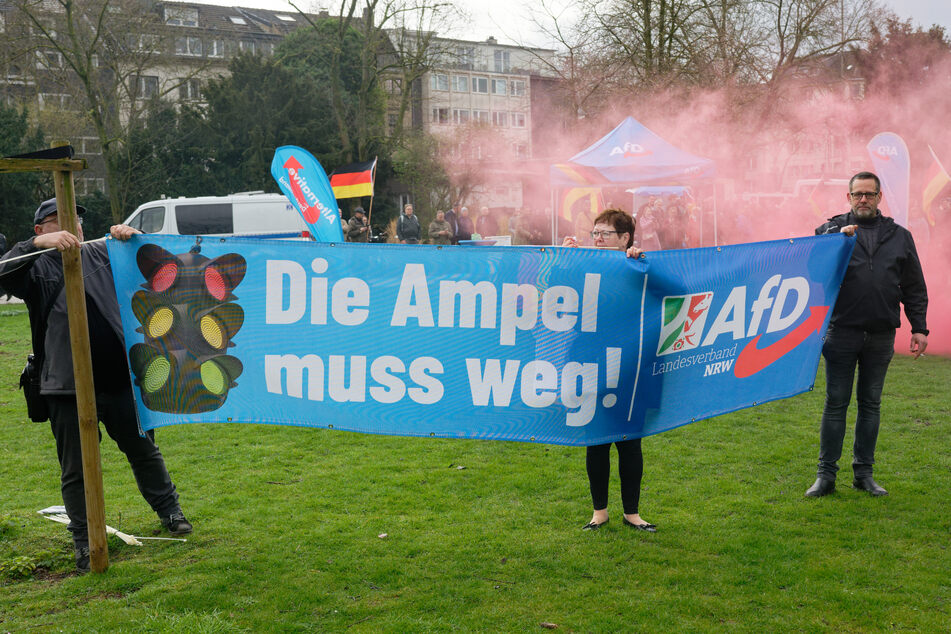 Unter dem Motto "Schützt die Stadtteile: Keine weiteren Flüchtlingshochhäuser in Düsseldorf!" hatten sich am Samstag etwa 100 AfD-Anhänger zu einer Kundgebung in Düsseldorf versammelt.
