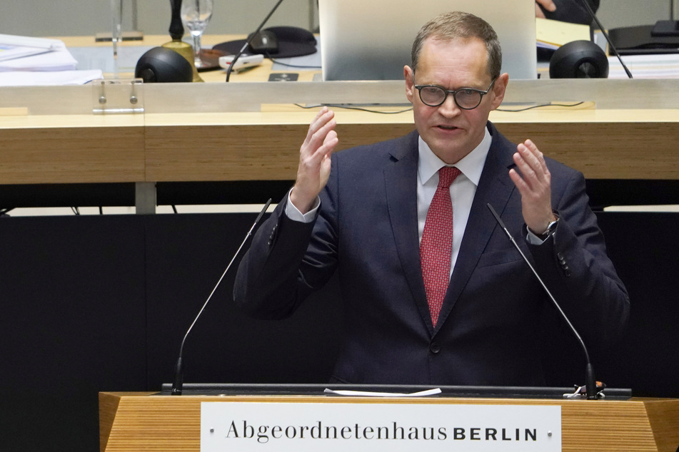 Berlins Regierender Bürgermeister Michael Müller (SPD) und der Berliner Senat wollen sich noch am Sonntag in einer Sondersitzung zur Umsetzung der neuen Corona-Beschlüsse beraten.