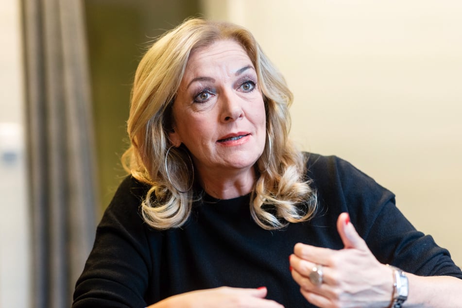 Bettina Tietjen (66) sprang Fynn Kliemann zur Seite.