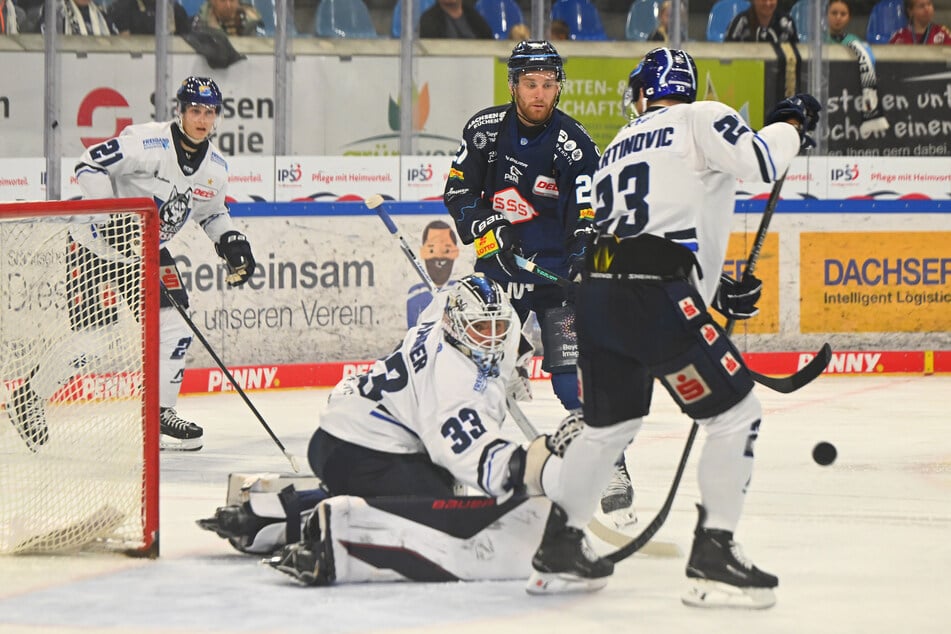 Eislöwe Dane Fox (M.) wird sein Team am Freitag gegen Kassel als Kapitän aufs Eis führen.