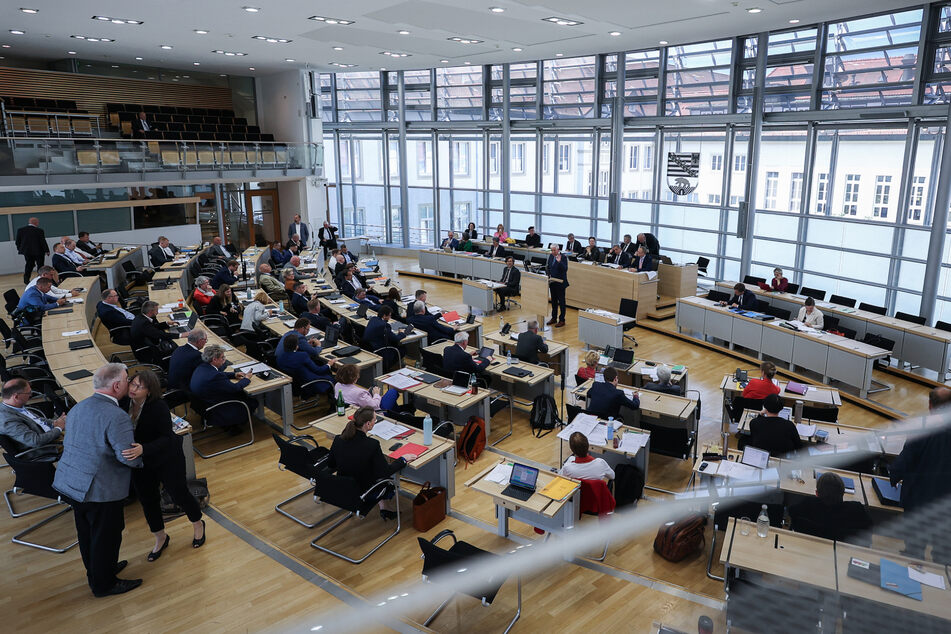 Die Abgeordneten vom sachsen-anhaltischen Landtag sollen auf Stasi-Tätigkeit überprüft werden.