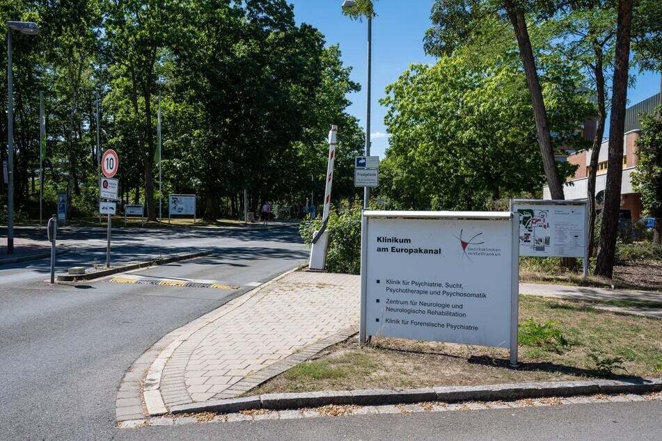 Der inzwischen 34-Jährige sollte nach seinem Ausgang ins Klinikum am Europakanal zurückkommen. Seitdem wird nach ihm gefahndet.