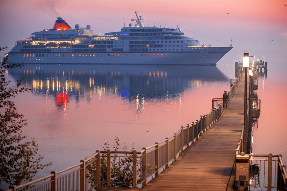 Das Kreuzfahrtschiff "Europa" passiert am frühen Morgen die Seebrücke in Wismar-Wendorf auf dem Weg zum Hafen.
