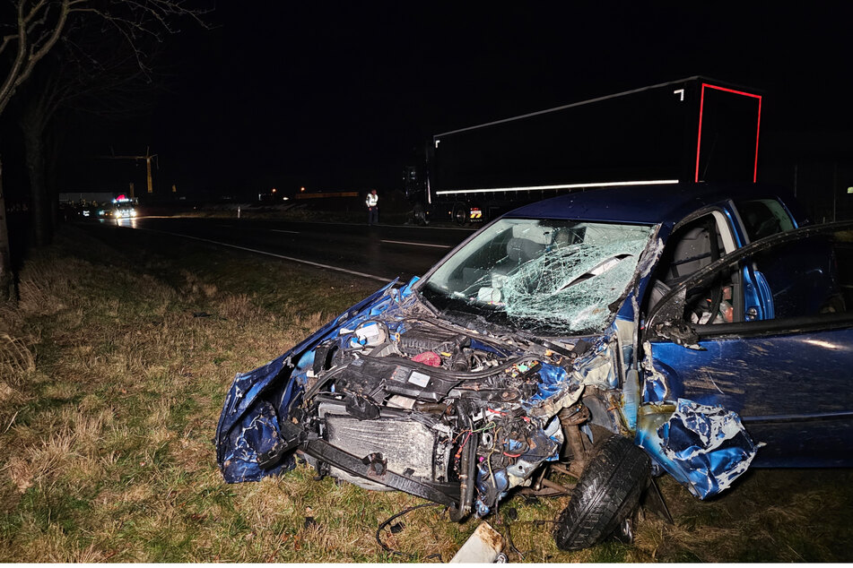 Der Fahrer (37) des VW wurde bei dem Unfall schwer verletzt.