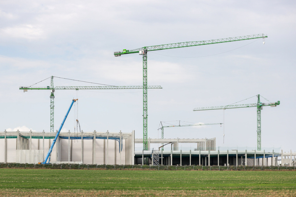 Die Kräne drehen sich schon über dem Rohbau des neuen Florena-Werkes auf der grünen Wiese im Norden Leipzigs. Die Produktion soll hier 2023 starten.