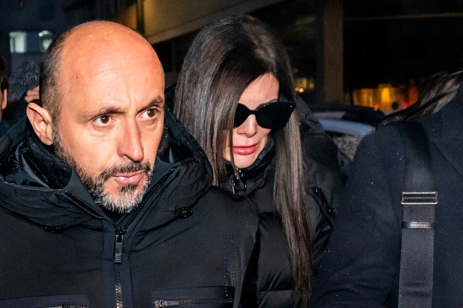 Die Besitzer der Bar "Le Constellation" in Crans-Montana, Jacques (l.) und Jessica Moretti (r.), kommen mit ihren Anwälten zur Anhörung bei der Walliser Staatsanwaltschaft.