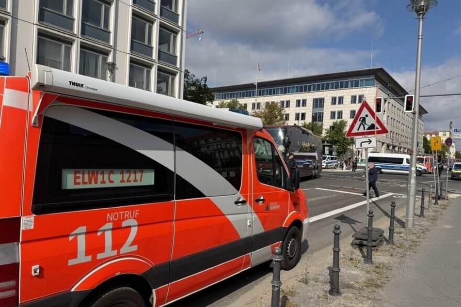 Berlin: Reisebus erfasst Fußgängerin in Mitte: 59-Jährige in Lebensgefahr