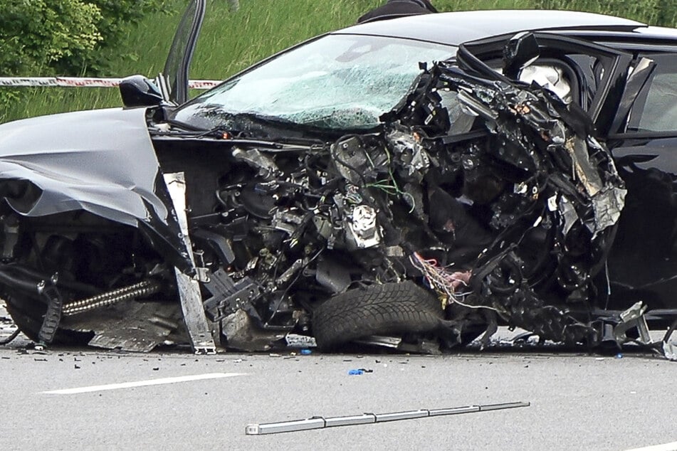 Frontal zusammengerast: Zwei Tote nach heftigem Unfall auf Bundesstraße