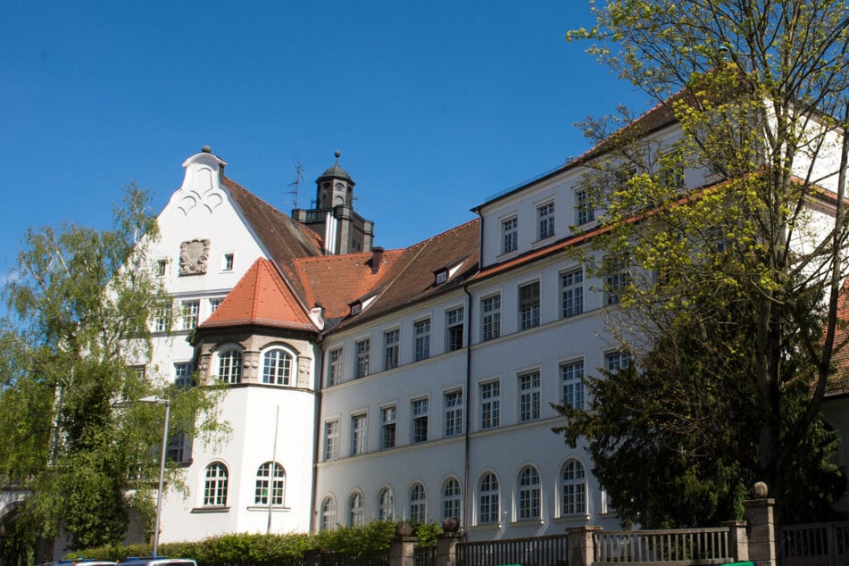 Die Jakob-Sandtner-Realschule in Straubing öffnet sich für Mädchen – was Folgen für die Tradition einer anderen Schule hat.
