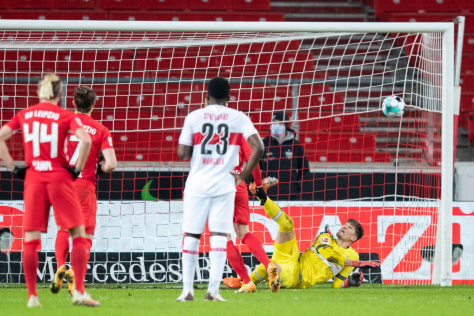 VfB-Schlussmann Gregor Kobel (r.) hält den Elfmeter von Leipzigs Emil Forsberg.