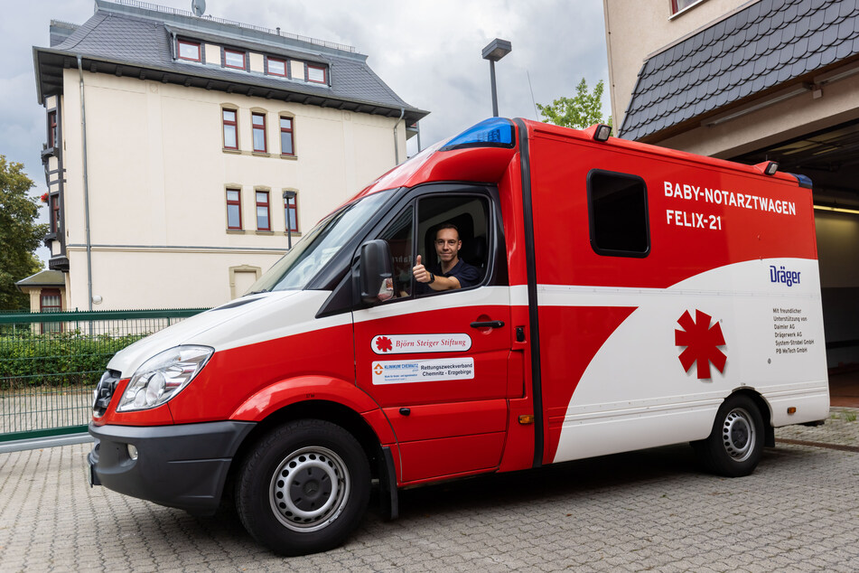 Brandmeister Patrick Schmidt (32) fährt bei Bedarf den Baby-Notarztwagen "Felix".