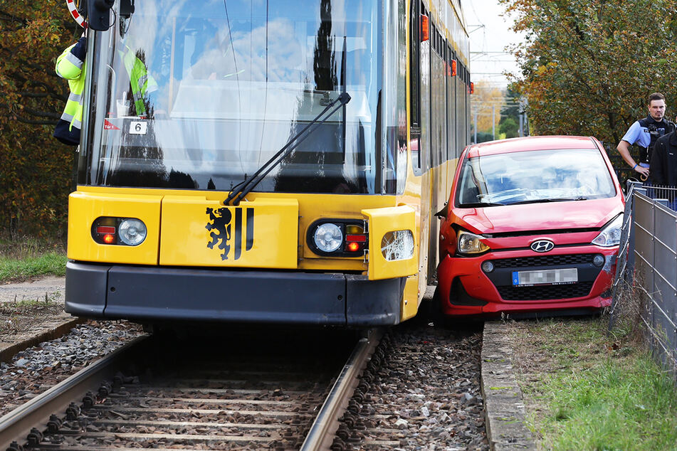 Frau fährt in Straßenbahn, wird mitgeschleift: Hyundai ist nun wohl Schrott!