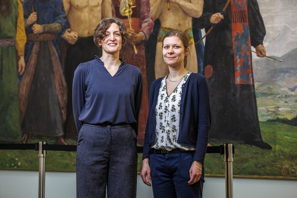 Ulrike Schauerte (49, l.) und Claudia Hartwich (33) sind zwei der drei beteiligten Restauratorinnen des Bildes.
