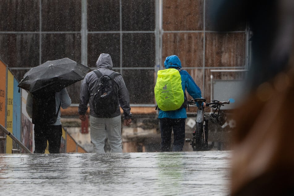 Auf viel Regen müssen sich die Menschen auch am Wochenende einstellen.