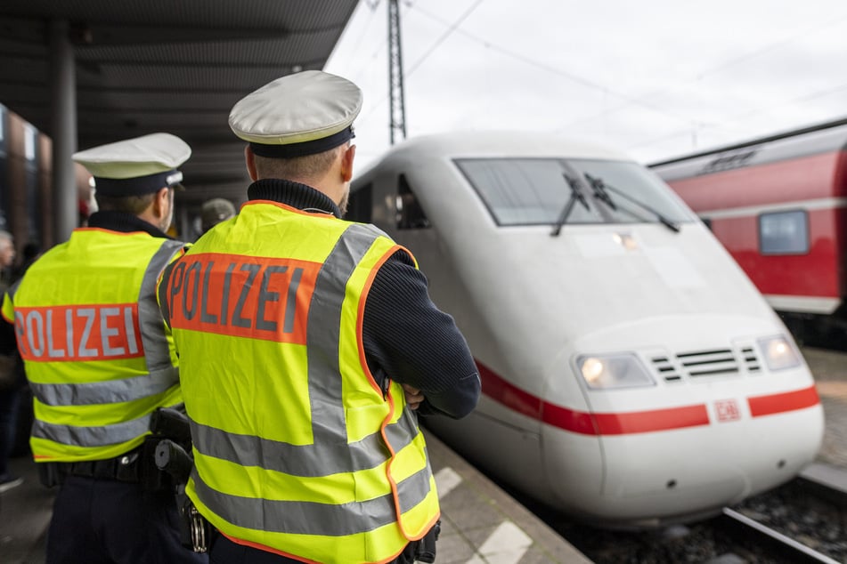 Die Bundespolizei konnte auf dem Magdeburger Hauptbahnhof einen achtfach gesuchten Mann aufgreifen und ihn in ein Gefängnis bringen. (Symbolbild)