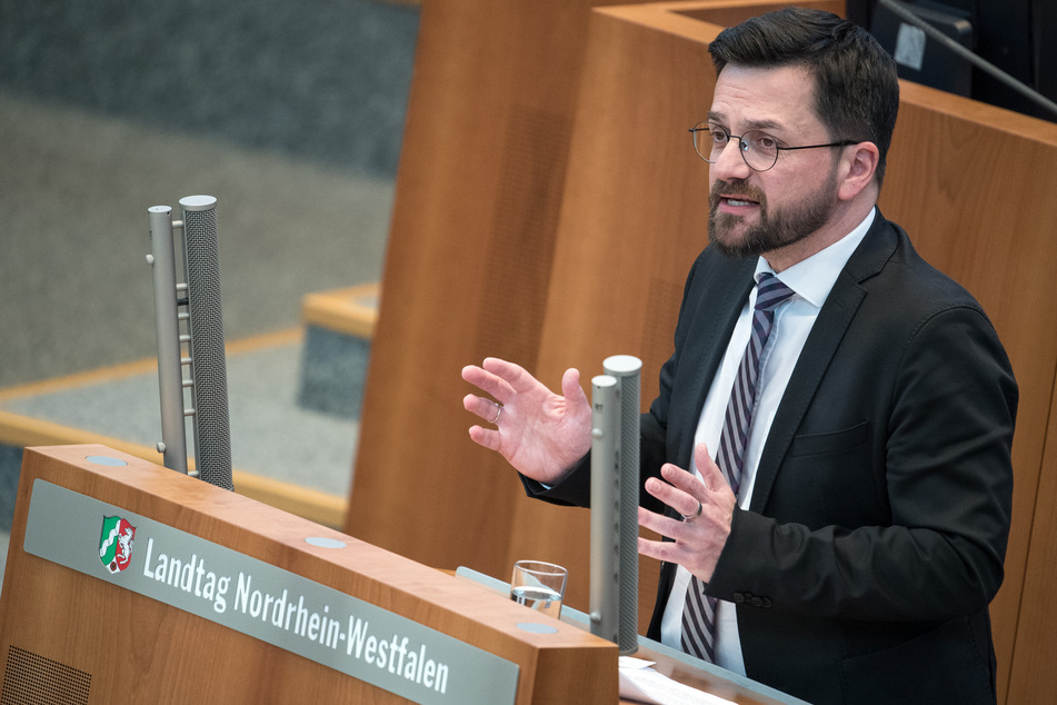 Thomas Kutschaty, SPD-Fraktionsvorsitzender, spricht während der Debatte im Landtag.