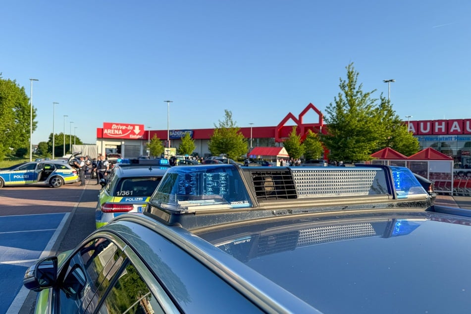 Die Beamten waren mit zahlreichen Streifenwagen im Einsatz.