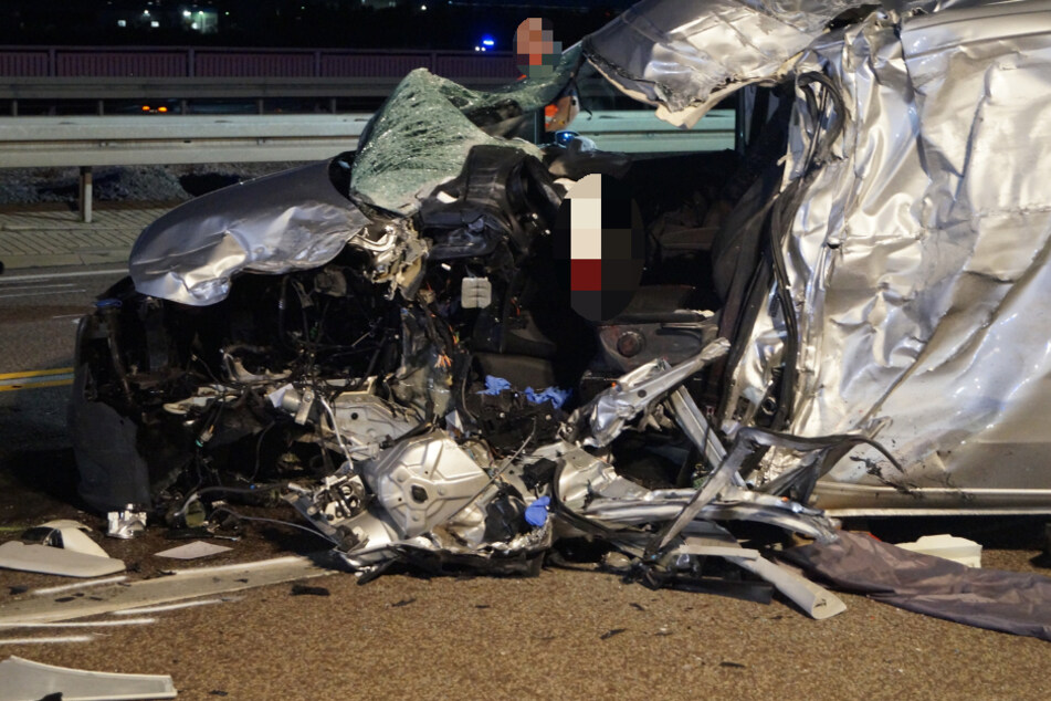 Der Wagen des Unfallfahrers wurde durch den Aufprall vollkommen zerstört, der Fahrer tödlich verletzt.