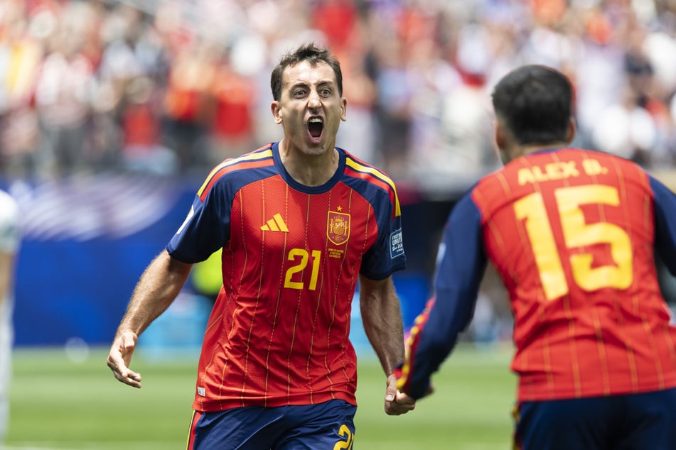 Mikel Oyarzabal (l.) avancierte gegen Österreich zum Matchwinner für Spanien.