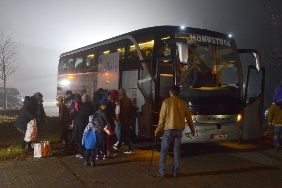 Flüchtlinge kommen auf dem Gelände einer Notunterkunft an. (Archivbild)