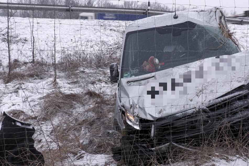 Ein Auto durchbrach die Mittelleitplanke und flog von der Autobahn.